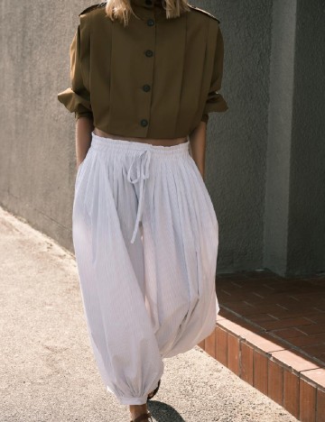
						Pantaloni Zara, alb