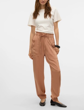
						Pantaloni Vero Moda, maro