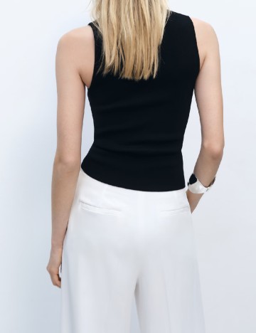Maiou Mango, negru