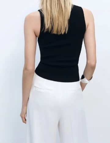 Maiou Mango, negru