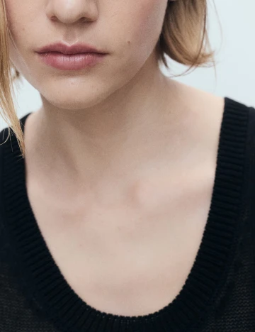 Maiou Mango, negru