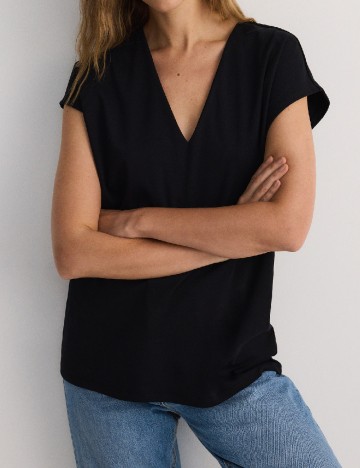 
						Tricou Reserved, negru