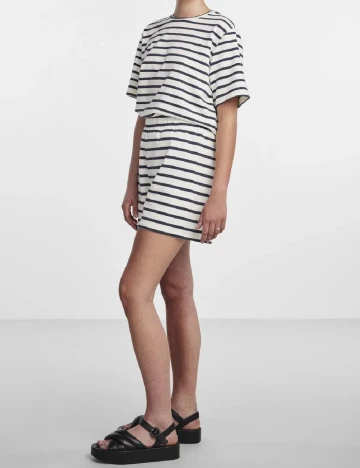 Pantaloni scurti Pieces, ecru Alb
