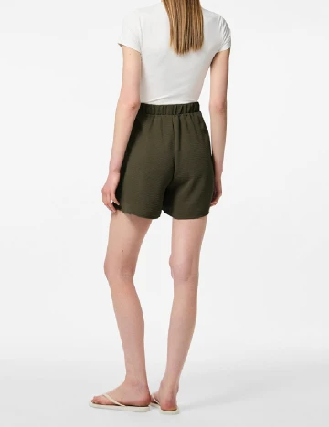 Pantaloni scurti Pieces, verde