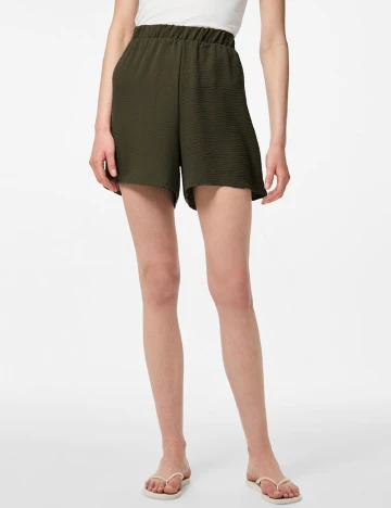Pantaloni scurti Pieces, verde