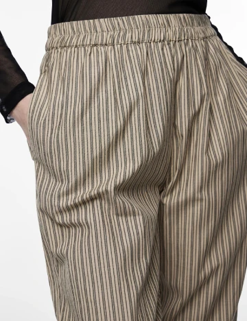 Pantaloni Pieces, maro Maro
