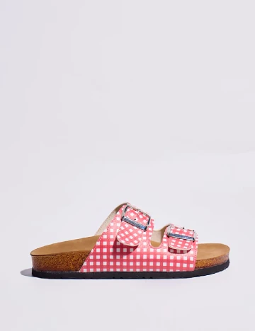 Slapi PRETTYLITTLETHING, rosu