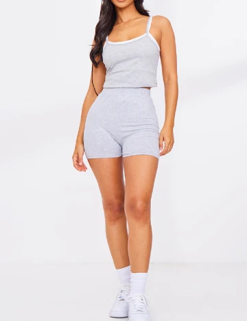 Pantaloni scurti PRETTYLITTLETHING, gri