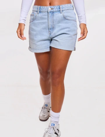 Pantaloni scurti PRETTYLITTLETHING, albastru