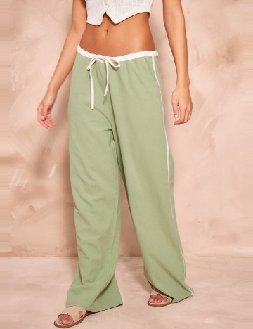 Pantaloni PRETTYLITTLETHING, verde