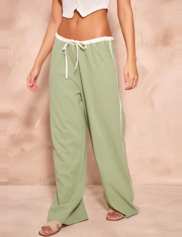 Pantaloni PRETTYLITTLETHING, verde