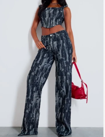 Top PRETTYLITTLETHING, negru Negru