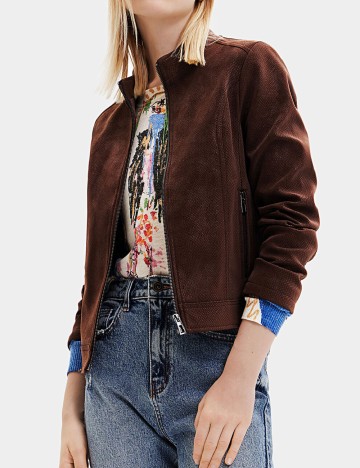 
						Jacheta Desigual, maro