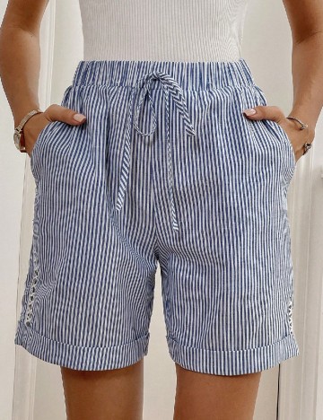 
						Pantaloni scurti SHEIN, alb/albastru