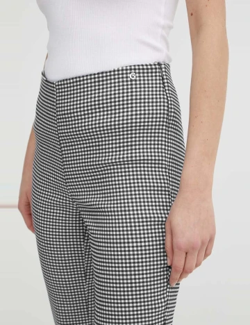 Pantaloni Guess, alb/negru Negru