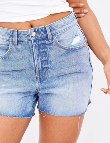 Pantaloni scurti PRETTYLITTLETHING, albastru