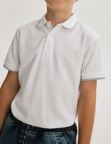 
						Tricou Reserved, alb