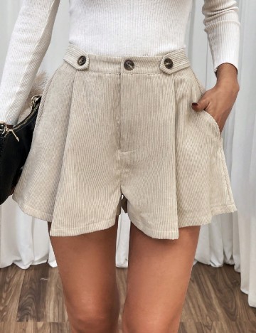 
						Pantaloni scurti SHEIN, crem