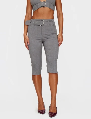 Pantaloni trei sferturi PRETTYLITTLETHING, gri Gri