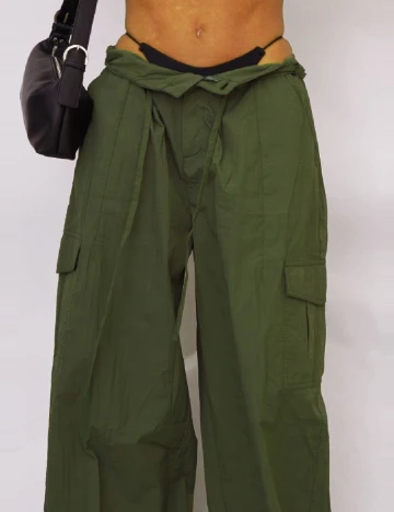 Pantaloni PRETTYLITTLETHING, verde Verde