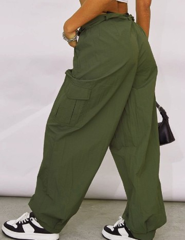 Pantaloni PRETTYLITTLETHING, verde
