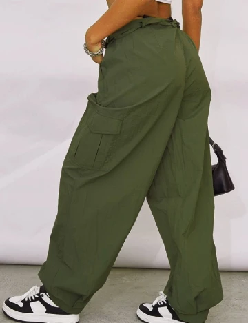 Pantaloni PRETTYLITTLETHING, verde Verde