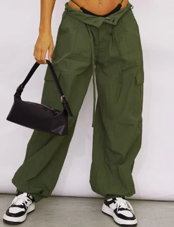 Pantaloni PRETTYLITTLETHING, verde Verde