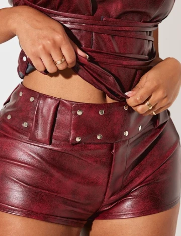 Pantaloni scurti PRETTYLITTLETHING, visiniu