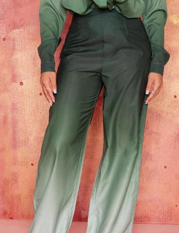 Pantaloni PRETTYLITTLETHING, verde