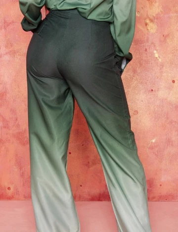 Pantaloni PRETTYLITTLETHING, verde