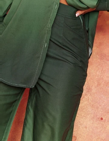 Pantaloni PRETTYLITTLETHING, verde