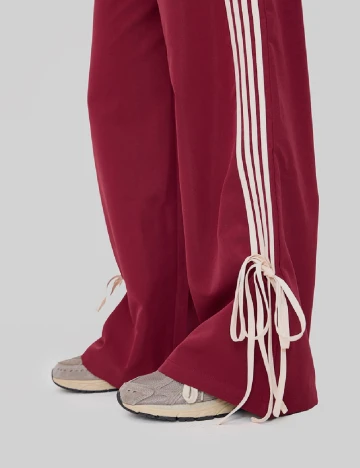 Pantaloni PRETTYLITTLETHING, grena