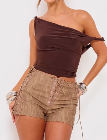 Pantaloni scurti PRETTYLITTLETHING, maro Maro