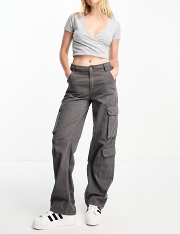 
						Top Stradivarius, gri