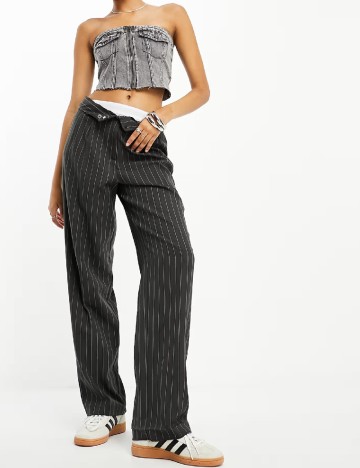 
						Top Stradivarius, gri