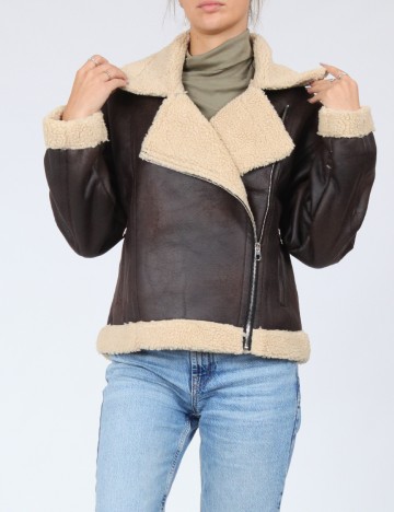 
						Jacheta Bershka, maro