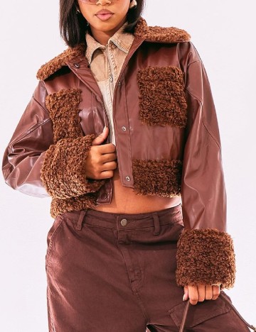 
						Jacheta PrettyLittleThing, maro
