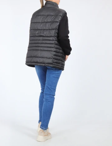 Vesta Cecil, negru