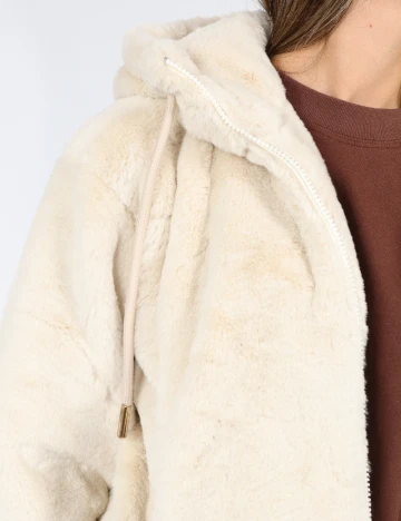 Jacheta Stradivarius, bej