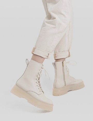 
						Ghete Stradivarius, crem