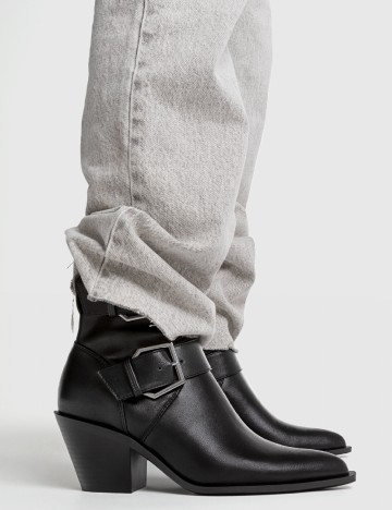 
						Botine Stradivarius, negru
