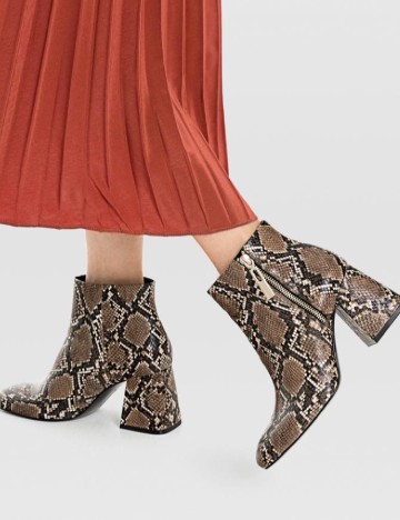 
						Botine Stradivarius, imprimeu sarpe