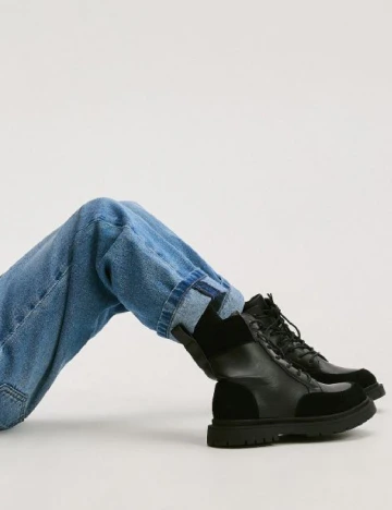 Ghete Reserved, negru Negru