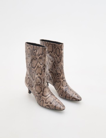 
						Botine Reserved, imprimeu sarpe