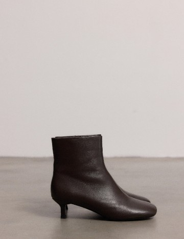 
						Botine Reserved, maro