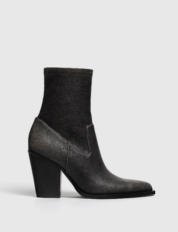 
						Botine Stradivarius, negru