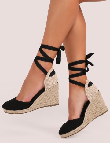 
						Sandale SHEIN, negru/crem