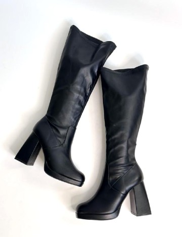 
						Cizme PrettyLittleThing, negru