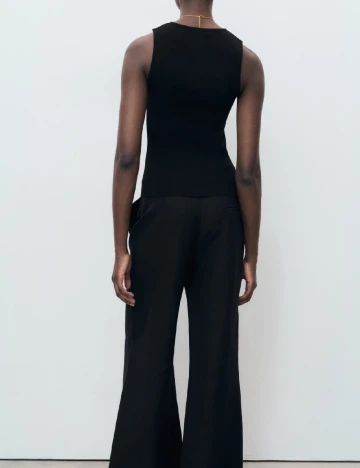 Maiou Mango, negru