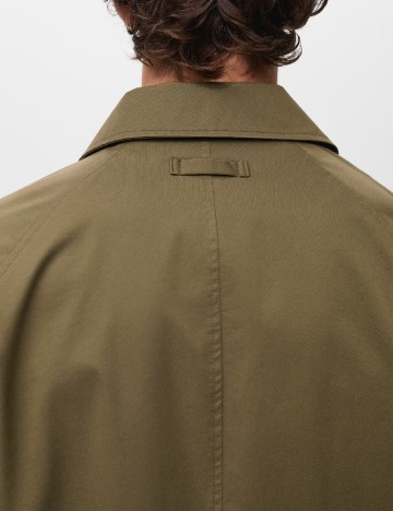 Trench Mango, kaki